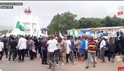 Police Under Fire In Nigeria, Hundreds Mourn Those Killed In Past Protests. 12 police on riot 1