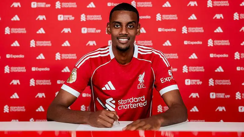 Isak bids emotional farewell to Newcastle after record-breaking £125m Liverpool move 1 Alexander Isak signing for Liverpool